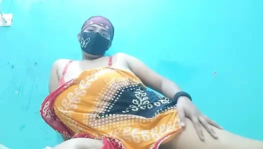 Etrafta kimse olmadan tek başıma bir gece geçirdim, sadece anı kucaklıyorum.