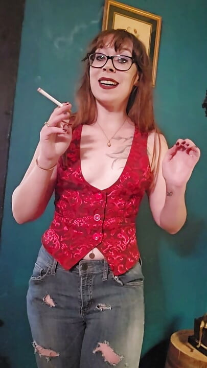 Fumando y hablando de mis planes de Halloween