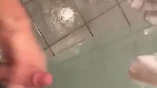 Джо в громадській душовій кімнаті і лиже сперму (55&#39;&#39;)