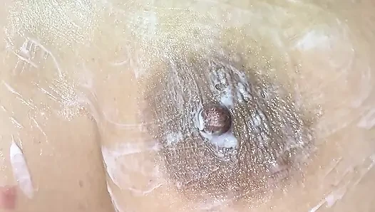 Mama massiert ihre Brüste groß mit köstlicher Creme