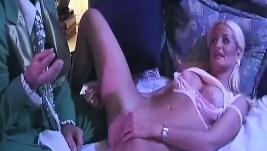 Reife blonde MILF lutscht dicken schwanz und wird geritten