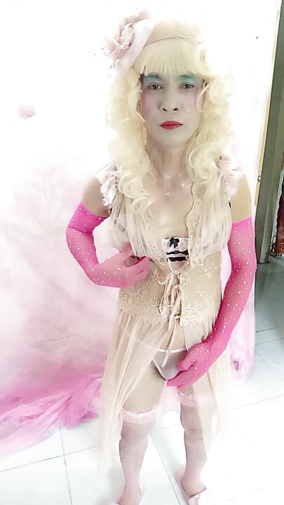 Oanh Le yang memakai pakaian seksi adalah swafoto
