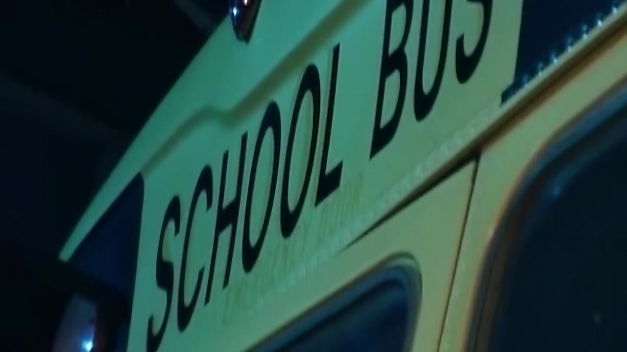 黑髮辣妹在公交車站被大黑撐開