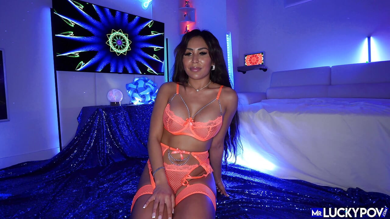 Duboki analni unos za napaljenu zgodnu jena laRose