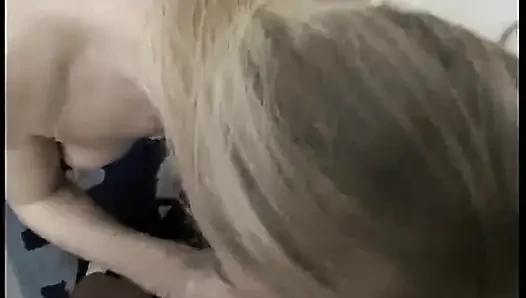 Sarışın bebek patlayıcı orgazm için parmaklarken süt fışkırtıyor