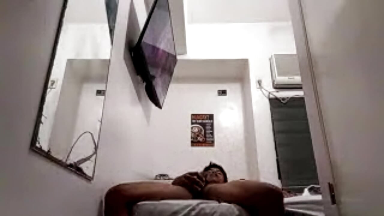 Filipinli Twink Otelde Zonklayan Yarağını Sıvazlıyor 2