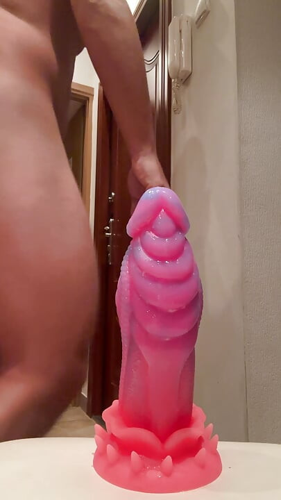Naga menunggang dildo dan prolaps