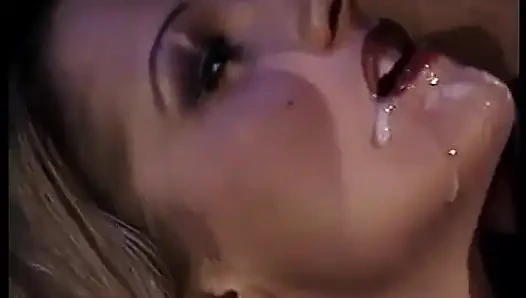 1on1'deki klasik orta yaşlı seksi kadınların derlemesi ve vücutlarının her yerine birçok boşalma ile üçlü seks eylemleri