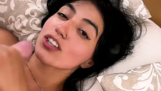 Akşamdan kalma Pakistanlı sürtük büyük bir yüze boşalma alıyor