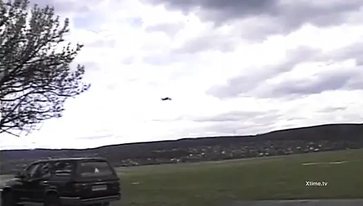 Sert yaraklı işçiler siyah çoraplı seksi bir sarışının götünü sikiyor