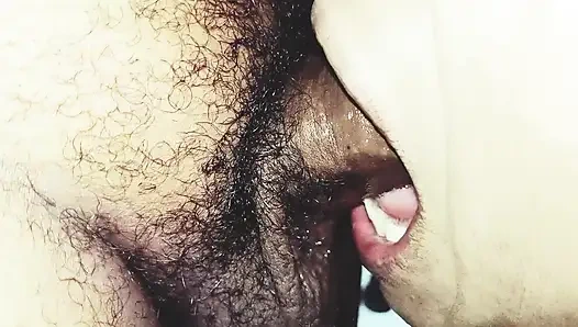 Миниатюрная милфа обещала самый лучший минет за все время, и она доставила.