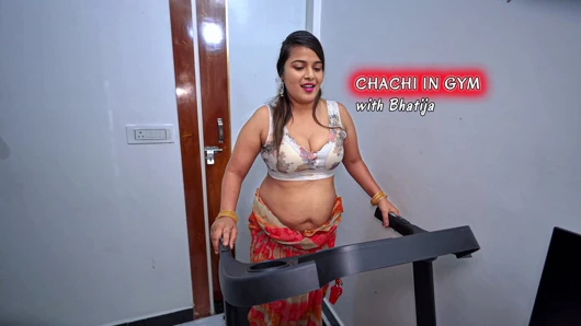 Chachi ki chut dekhi gym me- latihan desi chachi di gym dengan Saree, Horny Chachi disetubuhi di gym oleh bhatija dalam audio hindi.