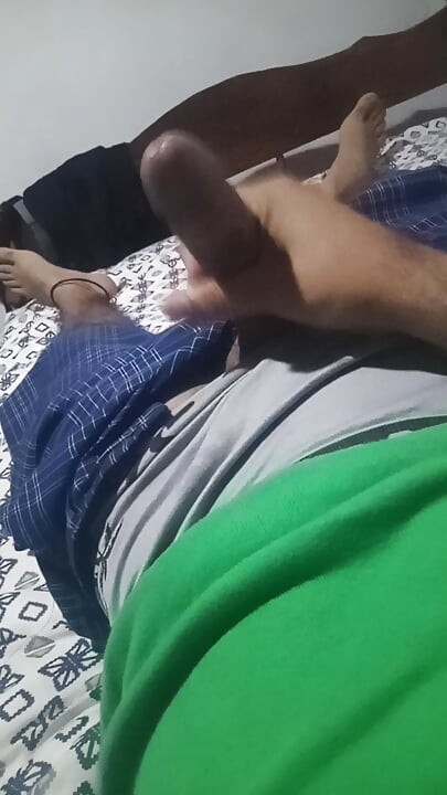 Homem mentiroso se masturba enquanto sua madrasta está brincando na outra sala