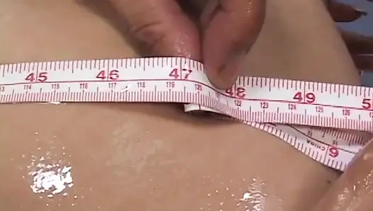 Brunette muda menelan kontol keras lalu diminyaki pantatnya dan memeknya disetubuhi