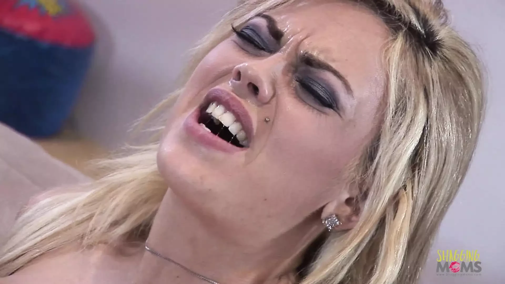 Eerste keer grote zwarte lul voor een prachtige blondine met grote stuiterende tieten
