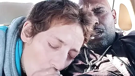Edepsiz sokak fahişesi kahvaltıda dölümü içiyor. MİLF