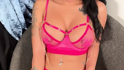 Adegan muncrat solo hot dengan lingerie merah muda