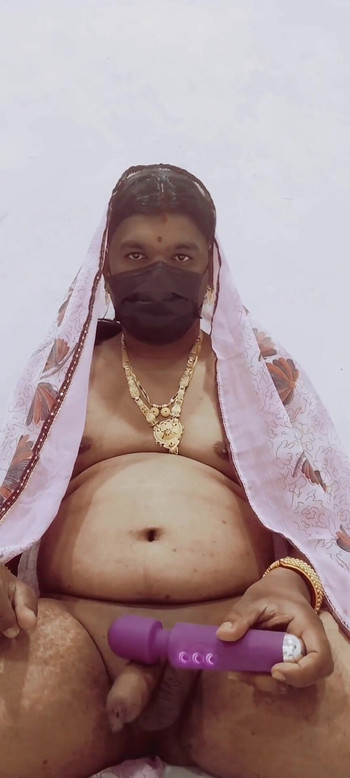 Dječak je nosio sari svoje šogorice i izvukao vodu iz njezinog grudnjaka s gaćicama | Isječak 3