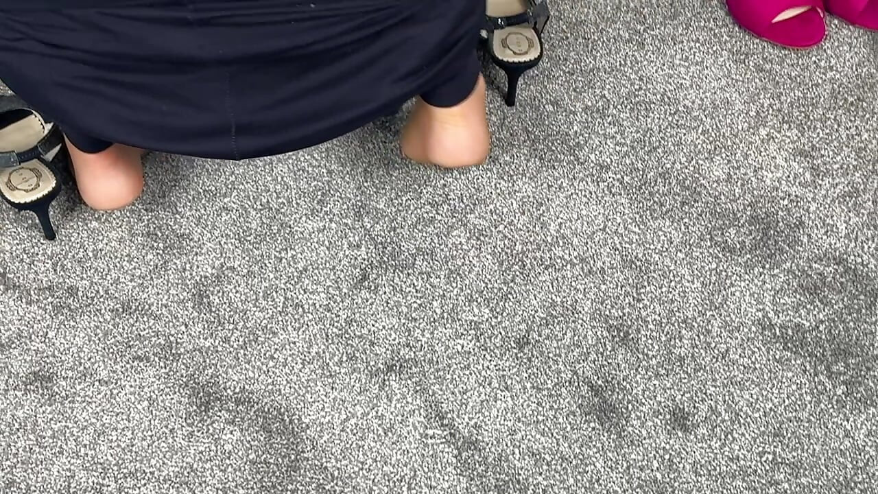 Mrs Mature Feet and her big granny pants 423