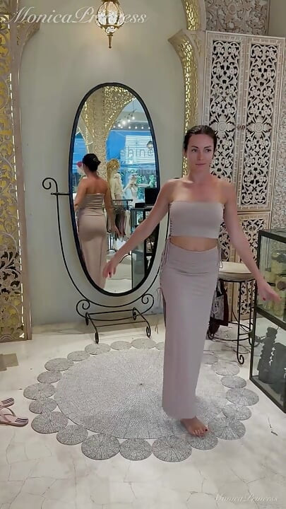 सेक्सी बालिनी कपड़े बुटीक में आजमाएं