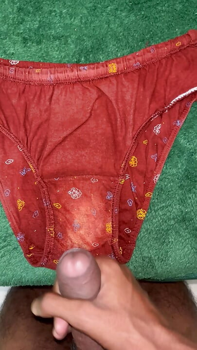 Megszabadult a stressztől shakutla piszkos bugyi maszturbálásával