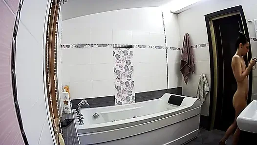 Stella lagi siap-siap mandi di kamar mandi - adegan ngintip cewek amatir asli