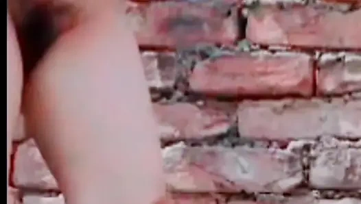 Beim baden nimmt die dorffrau nackt ein bad, nachdem sie sich komplett ausgezogen hat