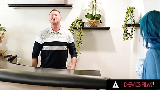 Devils filmi - jewelz blu adamı buzdolabını tamir etmek yerine mastürbasyon yaparken yakalıyor ve sonra sert büyük memelerle sikişiyor