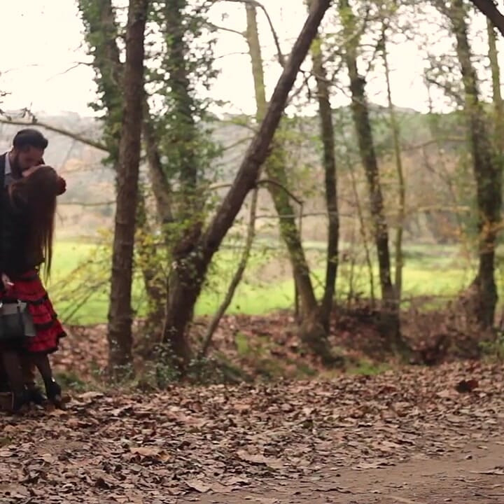 Polka dot váy babe đụ mạnh trong rừng