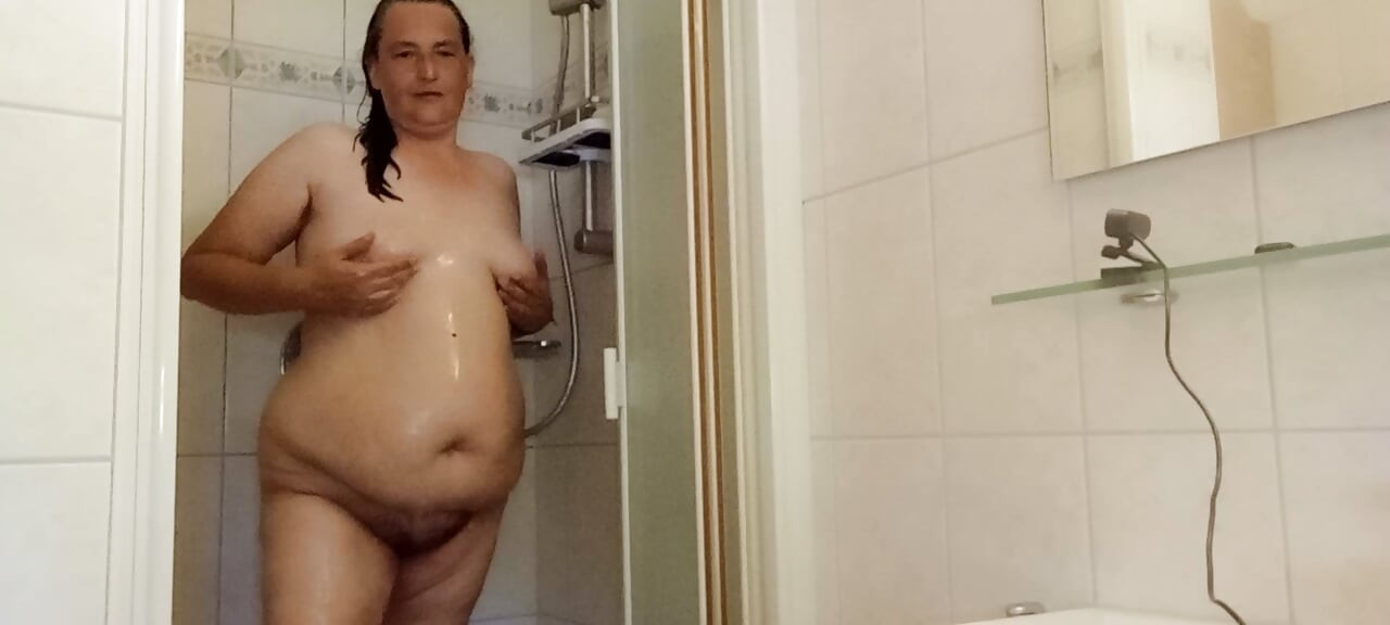 German MILF Shower Belly – chubby belly in focus