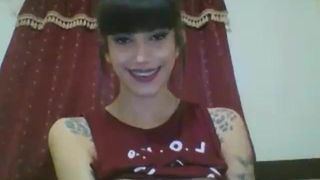 Татуированная транссексуалка перед вебкамерой 1