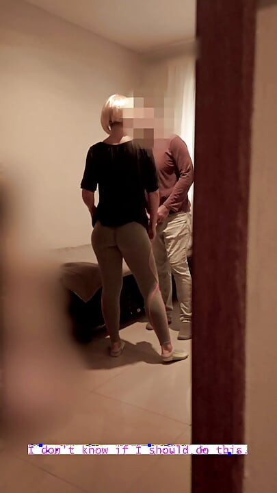 ヨガパンツ姿の人妻が夫の友達をフェラして、予備室で犯される