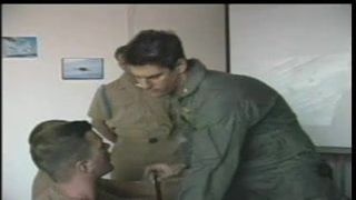 Militaire officieren worden door hun commandant geïnstrueerd om aan zijn pik te zuigen