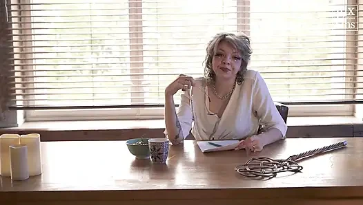 Тренировка нюхающей трусики горничной: застукала госпожа Селина Морган