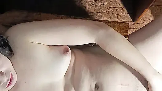 Alyona tahu cara membuat kontol muncrat