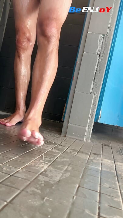 BeENJoY- Naked in the men's collective changing rooms of the pool with another man, the lady at the reception rinses her eyes