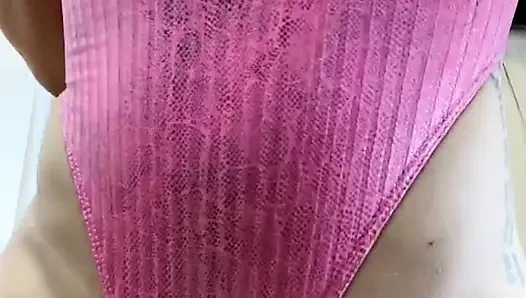 Sayang aku pengen banget ngentot, kamu nggak di sini, jadi aku harus masturbasi pakai dildo isap raksasa ini