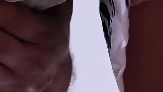 OMg, dieser fremde typ schob seinen schwanz in mein höschen und ejakulierte und ich habe ihn nicht stoppen