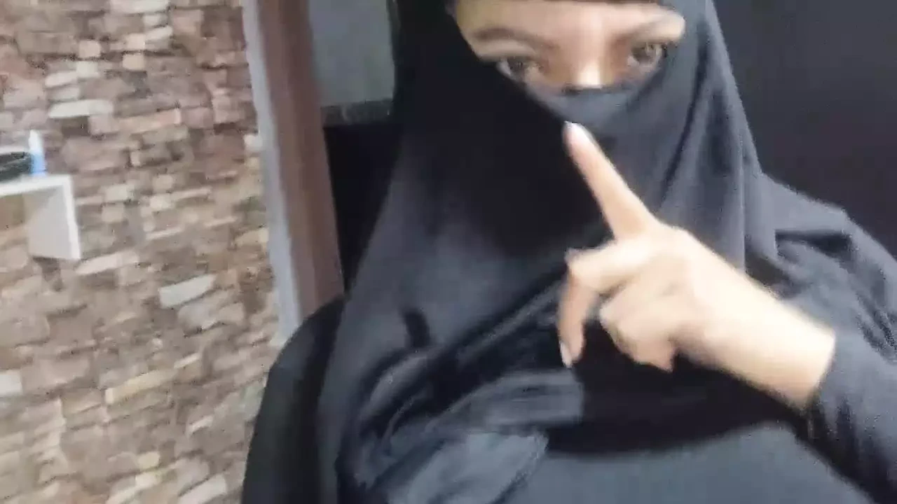 真正性感的业余穆斯林阿拉伯熟女自慰，喷出液体，湿润的阴户，性高潮，面纱