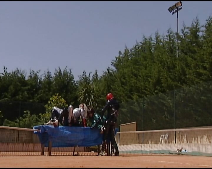 Sex anal în patru cu pumnul pe un teren de tenis cu păpuși germane uimitoare