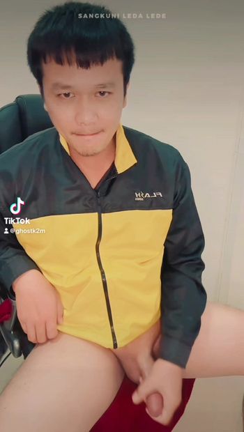 Тайская униформа показывает член в хуй-токе