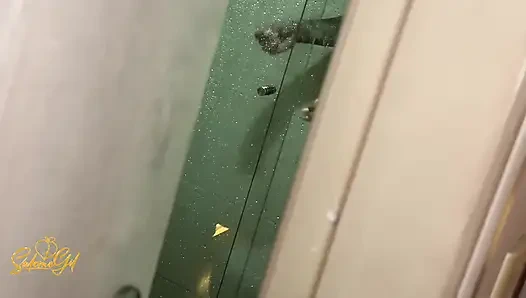 MILF – Meine sexy Stiefmutter hat mich beim Ausspionieren erwischt und mir eine richtige Sexstunde erteilt