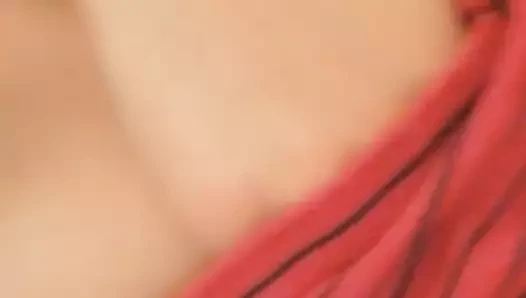 Genç oğlan çük ve meme uçları ile oynuyor