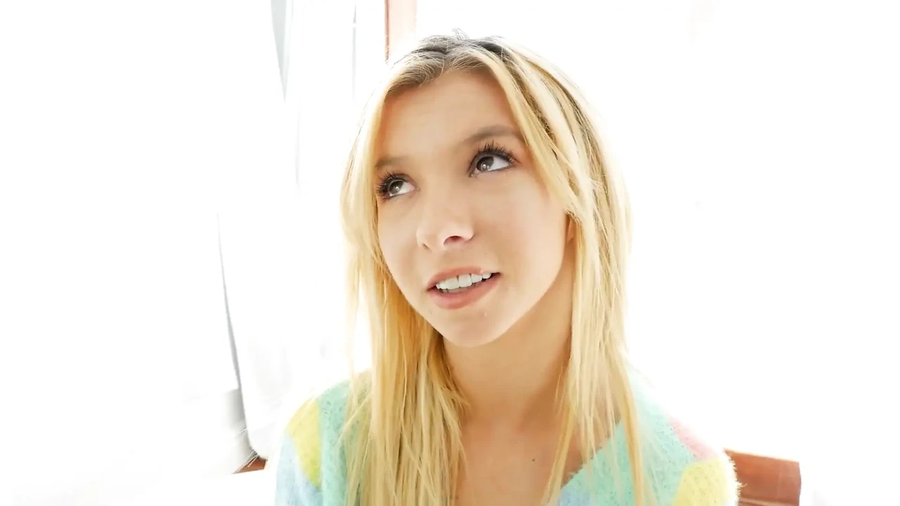 21岁的骆驼趾青少年梦中的金发女郎Kenzie Reeves流着白浆的继女浮肿的阴户