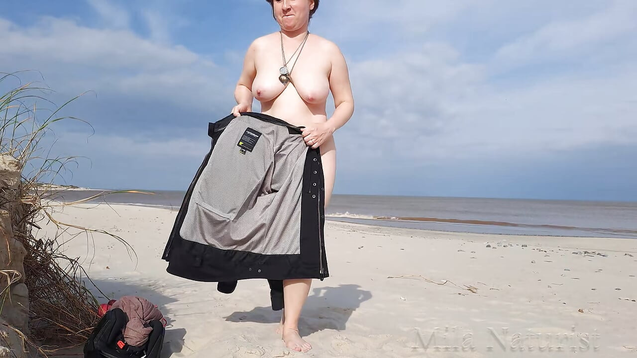 Rowerzystka rozbiera się nago i masturbuje się na dzikiej plaży.