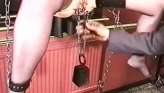 Berat 7 pound di memekku saat diikat di udara