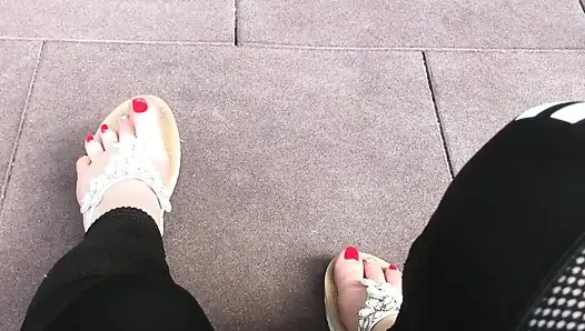 Sandal menggoda di luar ruangan dengan kuku merah & mainan seks bergoyang