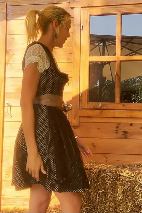 Chica rubia atractiva en Dirndl se folla todos los agujeros