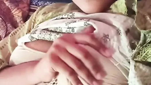 Guru panas dengan payudara besar dan memek sempit
