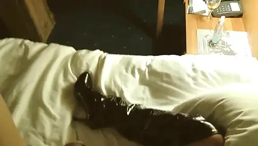 Спермоприемная шлюшка делает массаж члена и глотает сперму, отсасывая каждую последнюю каплю